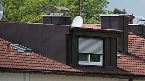 Muebles amontonados delante de las casas después de las inundaciones del 3 de junio de 2016 en Simbach am Inn, Alemania.