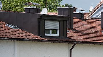 Muebles amontonados delante de las casas después de las inundaciones del 3 de junio de 2016 en Simbach am Inn, Alemania.