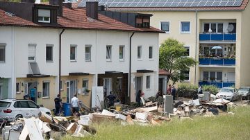 Muebles amontonados delante de las casas después de las inundaciones del 3 de junio de 2016 en Simbach am Inn, Alemania.