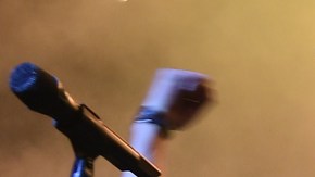 Protegió a su fan con su cuerpo.