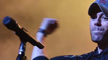 Protegió a su fan con su cuerpo.