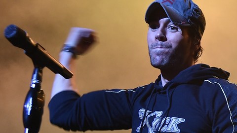 Protegió a su fan con su cuerpo.