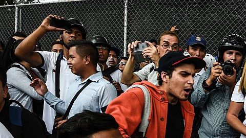 Autoridades reprimen con violencia una nueva marcha  en Venezuela para pedir la remoción de Nicolás Maduro.