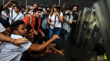 Autoridades reprimen con violencia una nueva marcha  en Venezuela para pedir la remoción de Nicolás Maduro.