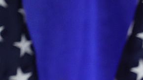 Donald Trump dando el discurso en el que anunció que su campaña estará basada en acusar a los Clinton de "enriquecerse a costa de sus puestos públicos".