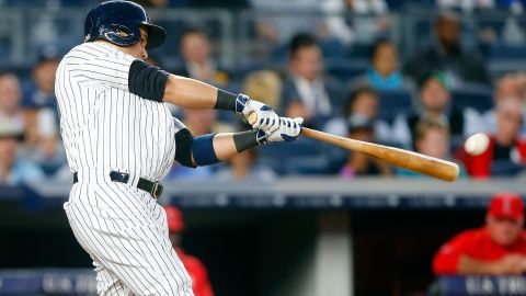 Carlos Beltrán conecta durante el juego del jueves en Yankee Stadium. El boricua impulsó 10 carreras en la barrida de cuatro juegos de Yankees sobre Angels.