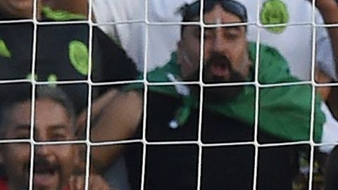 El arquero Blake alcanzó a tocar el balón pero no pudo evitar el gol.
