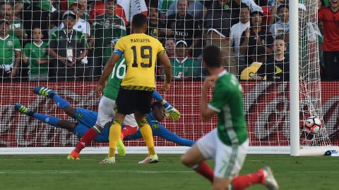 El arquero Blake alcanzó a tocar el balón pero no pudo evitar el gol.