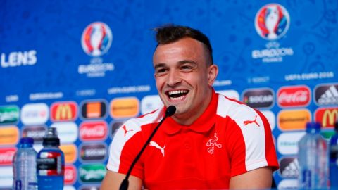 Xherdan Shaqiri vio con humor el asunto de las camisetas rotas en la Euro 2016.