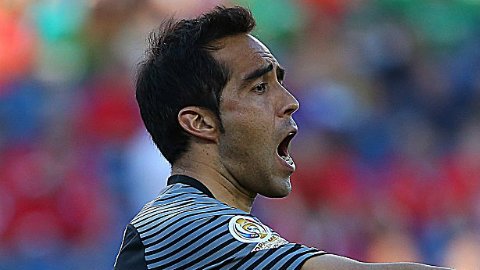 Claudio Bravo atraviesa por momentos familiares complciados que han mermado su rendimiento con Chile.