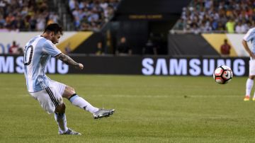 Con este disparo de tiro libre, Lionel Messi firmó el mejor gol de su triplete contra Panamá en el triunfo argentino de 5-0 de la fase de grupos.