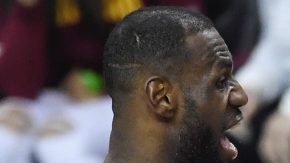 LeBron James le reclama a Draymond Green durante el partido del viernes, tras un forcejeo que incluyó un golpe bajo del jugador de los Warriors.
