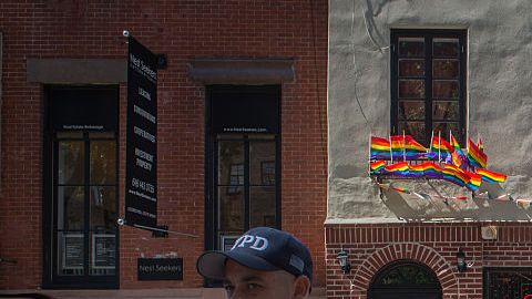 Policía custoria el bar Stonewall Inn de Manhattan, ícono de la comunidad gay.