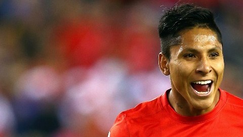 Raúl Ruidíaz no dirá jamás que el gol que le metió a Brasil fue con la mano.