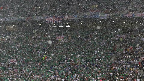 El árbitro suspendió por un par de minutos el juego por el clima.