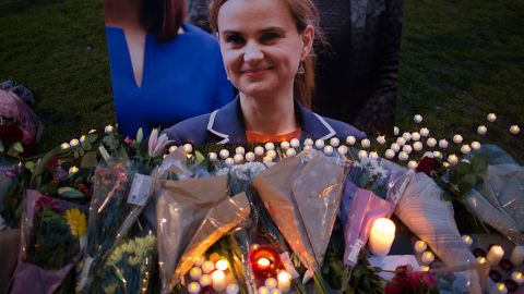 Flores rodean una foto de Jo Cox durante una vigilia en la Plaza del Parlamento el 16 de junio de 2016 en Londres, Gran Bretaña.