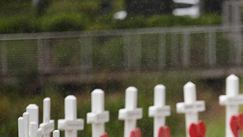 Un hombre visita un monumento con cruces de madera por cada una de las 49 víctimas de la masacre en el club nocturno Pulse al lado del Centro Médico Regional de Orlando, el 16 de junio de 2016.