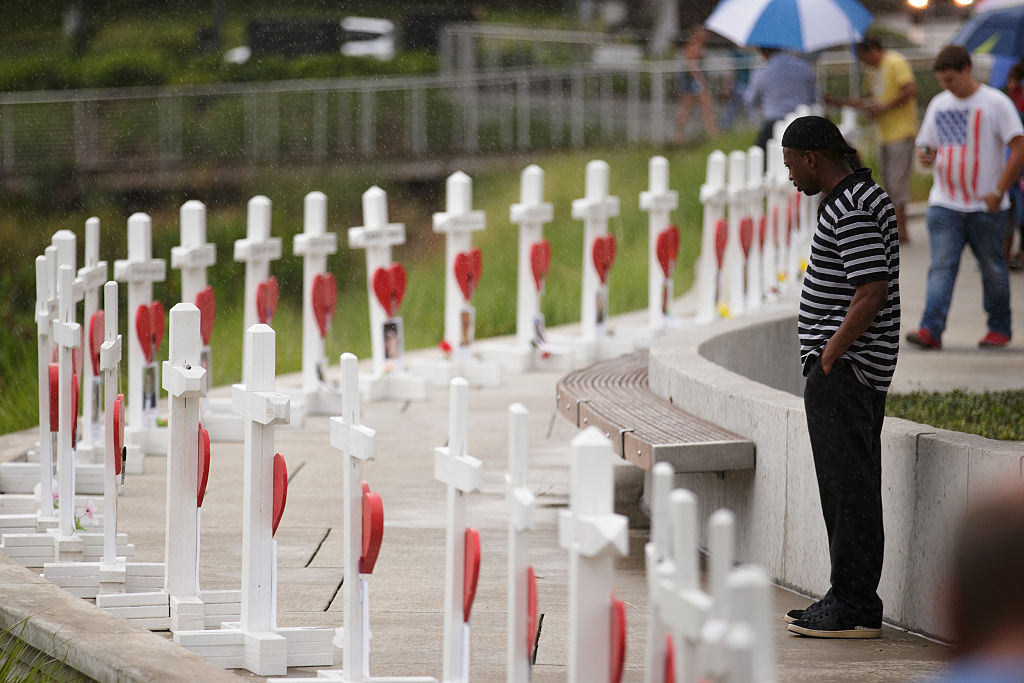 Un hombre visita un monumento con cruces de madera por cada una de las 49 víctimas de la masacre en el club nocturno Pulse al lado del Centro Médico Regional de Orlando, el 16 de junio de 2016.