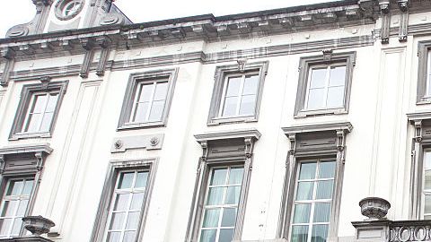 Soldados belgas patrullan  las calles tras el desmantelamiento de una nueva unidad terrorista en Bruselas, el 18 de junio de 2016.
