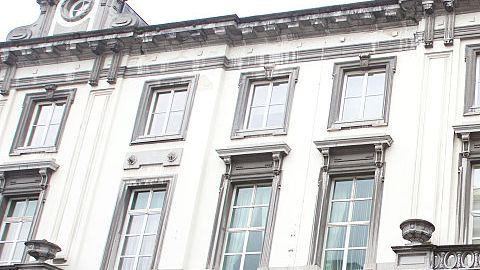 Soldados belgas patrullan  las calles tras el desmantelamiento de una nueva unidad terrorista en Bruselas, el 18 de junio de 2016.