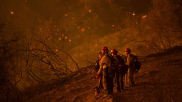 Bomberos intentan controlar el incendio en Santa Barbara, el cual es el más grande en esta región turística desde 2009, según dijo una portavoz del condado.