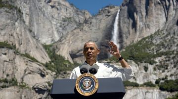 Obama habla durante la celebración de los 100 años del sistema de Parques Nacionales de Estados Unidos en el Parque Nacional de Yosemite, California.