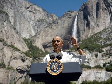 Obama habla durante la celebración de los 100 años del sistema de Parques Nacionales de Estados Unidos en el Parque Nacional de Yosemite, California.