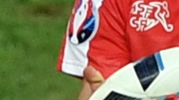 El balón de Adidas literalmente explotó tras ser pisado en el partido Suiza- Francia.