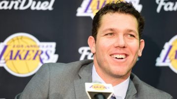 Luke Walton durante su presentación como nuevo entrenador en jefe de los Lakers.
