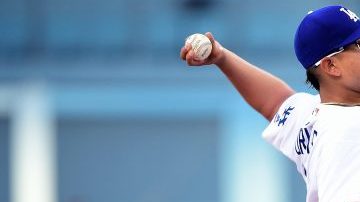 Julio Urías en acción el miércoles contra Washington. El novato de los Dodgers está respondiendo, si bien los triunfos aún no llegan.