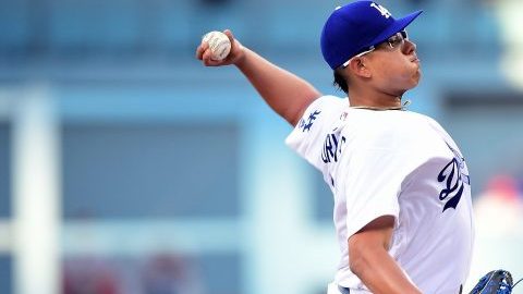 Julio Urías en acción el miércoles contra Washington. El novato de los Dodgers está respondiendo, si bien los triunfos aún no llegan.