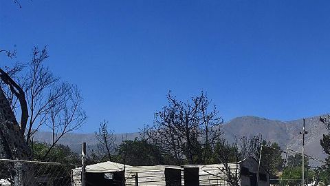 Un vehículo quemado frente a una casa destruida por el incendio en la comunidad de Squirrel Mountain Valley, en el condado de Kern.