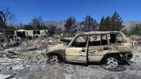 Un vehículo quemado frente a una casa destruida por el incendio en la comunidad de Squirrel Mountain Valley, en el condado de Kern.