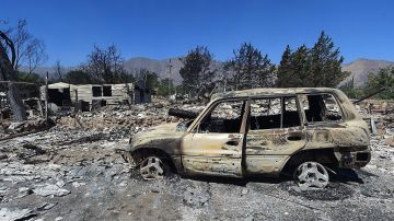 Un vehículo quemado frente a una casa destruida por el incendio en la comunidad de Squirrel Mountain Valley, en el condado de Kern.