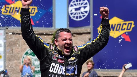 Tony Stewart celebra tras ganar la NASCAR Sprint Cup Series Toyota/Save Mart 350 en el Sonoma Raceway.