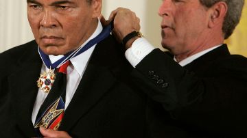 El presidente de EEUU George W. Bush premia al excampeón de boxeo de peso pesado Muhammad Ali (i) con la Medalla de la Libertad durante una ceremonia en el Salón Este de la Casa Blanca el 9 de noviembre de 2005 en Washington, DC.