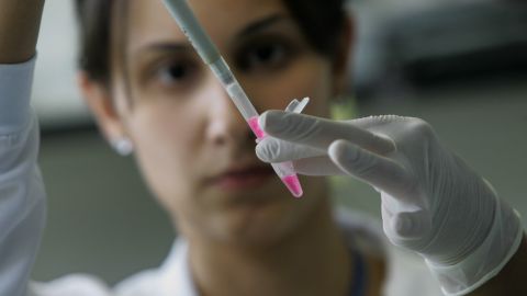 La investigación, que ha sido premiada por la Sociedad Española de Fertilidad, propone que se ofrezcan, de forma sistemática, pruebas de cribado genético para mutaciones recesivas