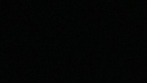 Una mujer reza delante de los juzgados de la ciudad de Medina, en Arabia Saudí.