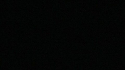 Una mujer reza delante de los juzgados de la ciudad de Medina, en Arabia Saudí.