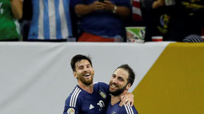 Messi: 5, Huguaín: 4 por Argentina. Alexis: 3, Vargas: 4 por Chile.