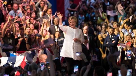 La ex secretaria Hillary Clinton en el Duggal Greenhouse del Brooklyn Navy Yard,en Brooklyn Nueva York.