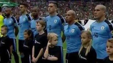 Los uruguayos se quedaron fríos al escuchar otro himno.