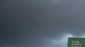 Un coche pasa por delante del Four Points by Sheraton en La Habana.