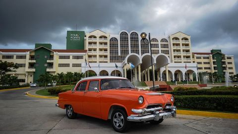 Un coche pasa por delante del Four Points by Sheraton en La Habana.