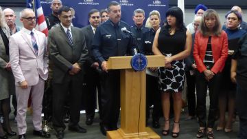 El jefe de la Policía de Los Ángeles (LAPD), Charles Beck, hizo un llamado a la tolerancia y pidió al público reportar actividades sospechosas.