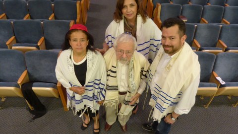 Sinagogas del área de Los Ángeles están experimentando el “regreso” de inmigrantes hispanos. En la imagen, de izquierda a derecha, aparecen Ela Bonilla Hernández, Raphael Ortasse, Elisheva (Irma) Díaz y Oscar Domínguez.