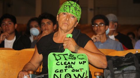 Dolores Mejía, integrante de la Coalición en contra de Exide se manifestó en contra de la idea de retrasar la limpieza de plomo en las casas aledañas a la ex antigua planta procesadora de baterías de ácido y plomo.