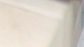 Miguel Batanero, propietario de Technology Automotive en Montebello inspecciona el catalizador de una camioneta Honda CRV.