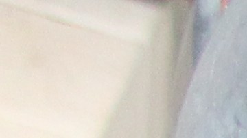 Miguel Batanero, propietario de Technology Automotive en Montebello inspecciona el catalizador de una camioneta Honda CRV.