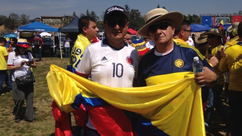 Oswaldo (izq) y su papá llegaron al Rose Bowl 22 años después de la tragedia.